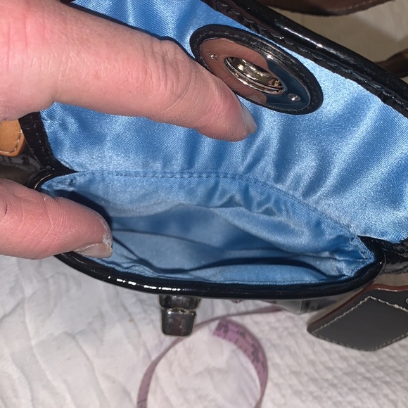 Coach satchel small/med size 2 out pockets, zip closure - Picture 12 of 12